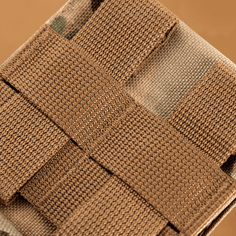 Nærbillede af M-Tac Mag Drop Pouch Elite med MOLLE-fastgørelser, der sikrer magasiner og udstyr på plads.