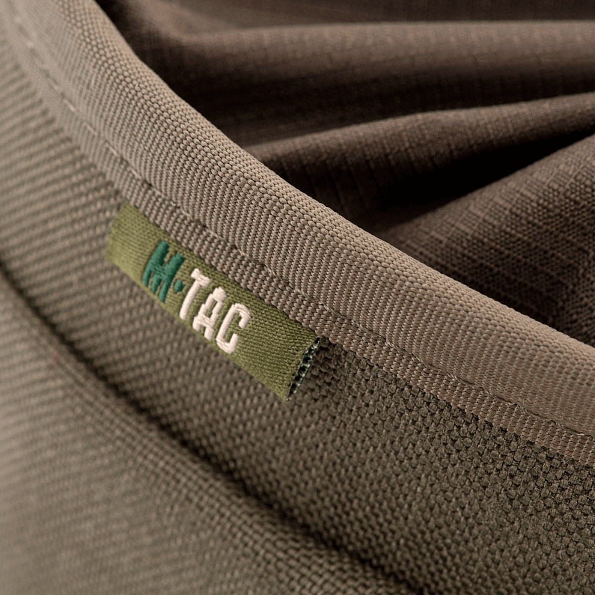 Nærbillede af M-Tac Mag Drop Pouch Elite med fokus på det robuste stof og M-Tac logoet. Designet til sikker magasinopbevaring med MOLLE-fastgørelser.