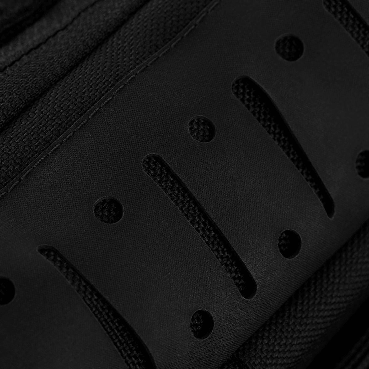 Detalje af M-Tac Medical Pouch Elite Rip Off i sort materiale med elastiske stropper.