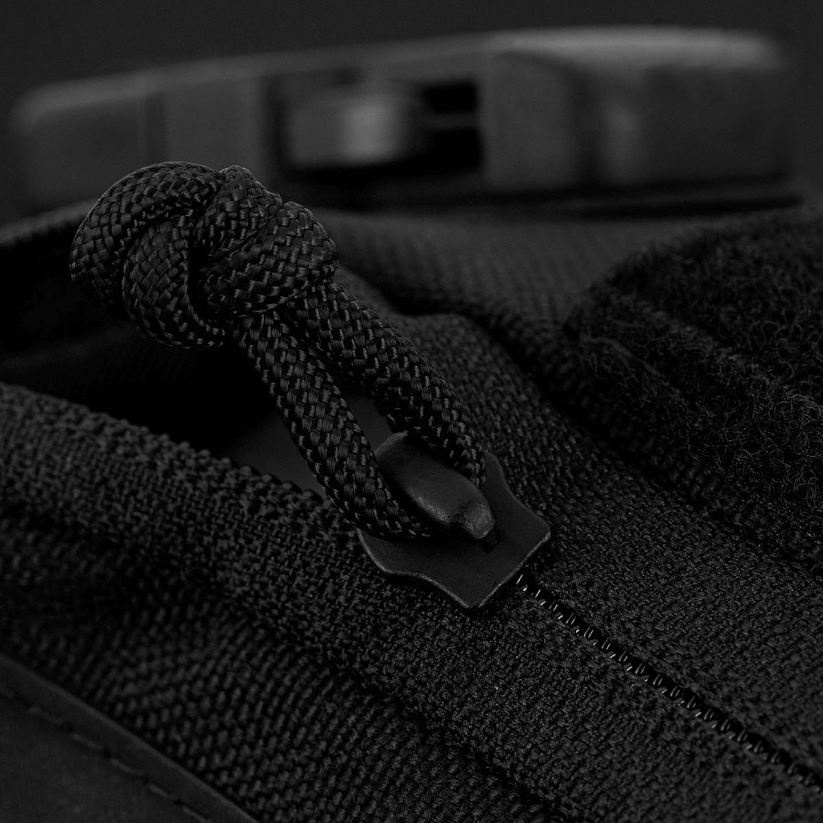 Detalje af lynlåsen på M-Tac Medical Pouch Elite Rip Off, en taktisk førstehjælpstaske for hurtig adgang i kritiske situationer.