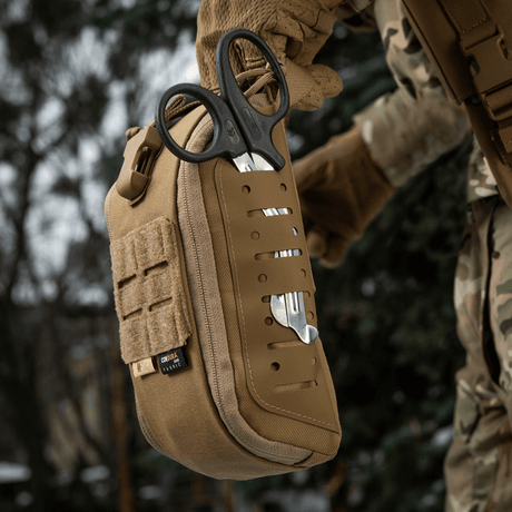 M-Tac Medical Pouch Elite Rip Off i brug, taktisk førstehjælpstaske med hurtig åbning og organiseret indhold til kritiske situationer.