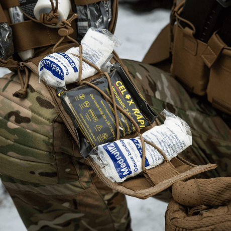 M-Tac Medical Pouch Elite Rip Off, taktisk førstehjælpstaske åben i brug, med elastiske stropper og førstehjælpsudstyr organiseret.