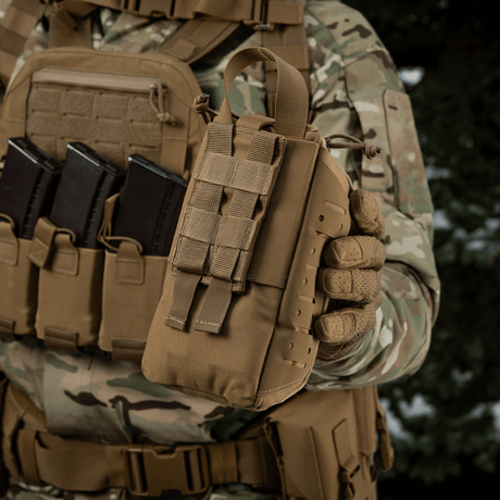 Taktisk førstehjælpstaske M-Tac Medical Pouch Elite Rip Off i brug, monteret på uniform, klar til hurtig adgang.