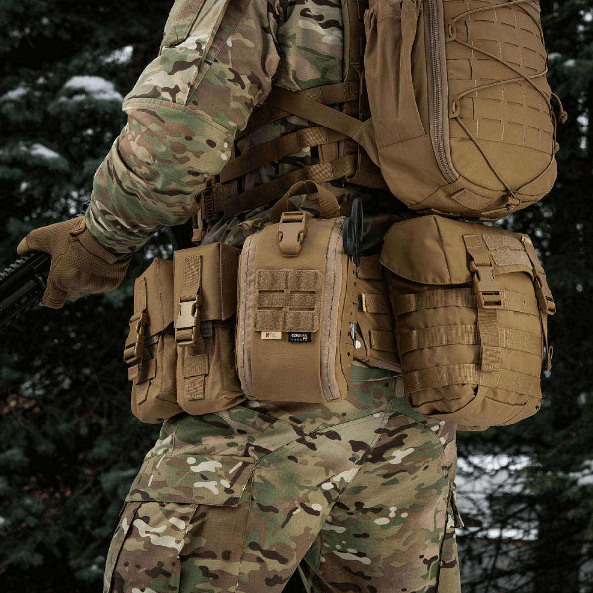 Soldat med M-Tac Medical Pouch Elite Rip Off taktisk førstehjælpstaske til hurtig adgang i nødsituationer.