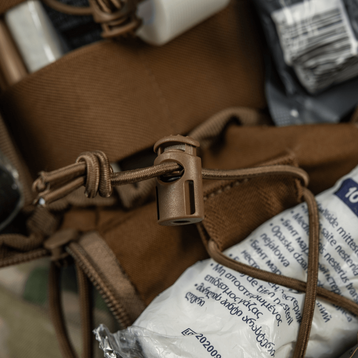 Nærbillede af indholdet i en M-Tac Medical Pouch Elite Rip Off taktisk taske med elastiske stropper og detaljeret organisering