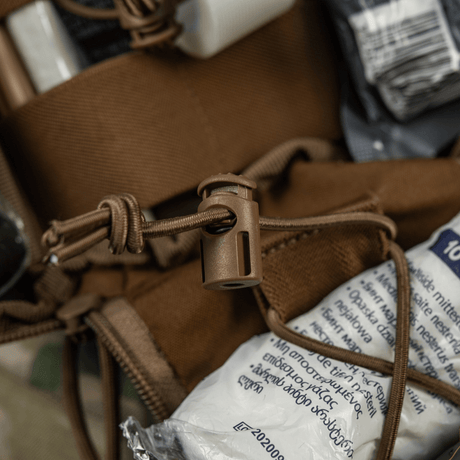 Nærbillede af indholdet i en M-Tac Medical Pouch Elite Rip Off taktisk taske med elastiske stropper og detaljeret organisering