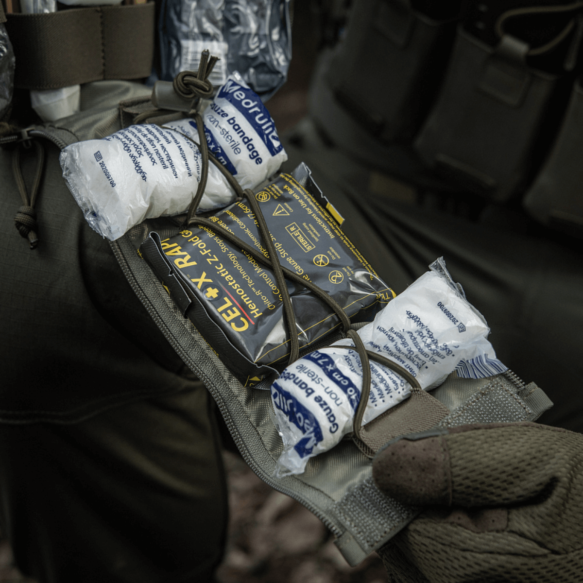 Nærbillede af indholdet i M-Tac Medical Pouch Elite Rip Off med elastiske stropper, som er designet til taktisk effektiv førstehjælp.