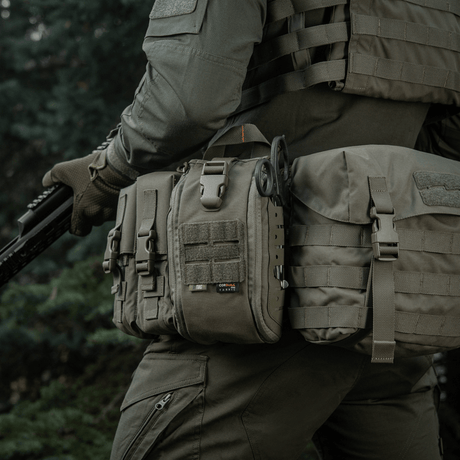 M-Tac Medical Pouch Elite Rip Off monteret på taktisk udstyr i naturen, let tilgængelig og klar til kritiske førstehjælpssituationer.