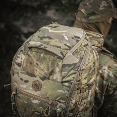 M-Tac Rygsæk Large Gen.III Elite i camouflage mønster bæres af person iført militærtøj i skovområde