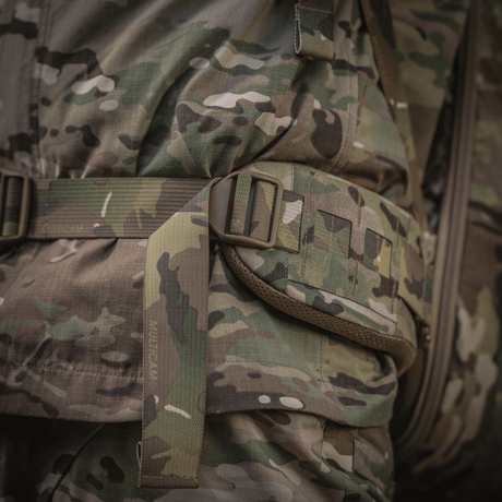 M-Tac Rygsæk Large Gen.IV Elite i camouflage, nærbillede af robuste stropper og spænder, lavet af Cordura-materiale.