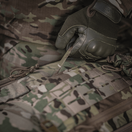 Detaljeret billede af M-Tac Rygsæk Large Gen.IV Elite under brug, viser holdbar Cordura materiale i camouflage design.