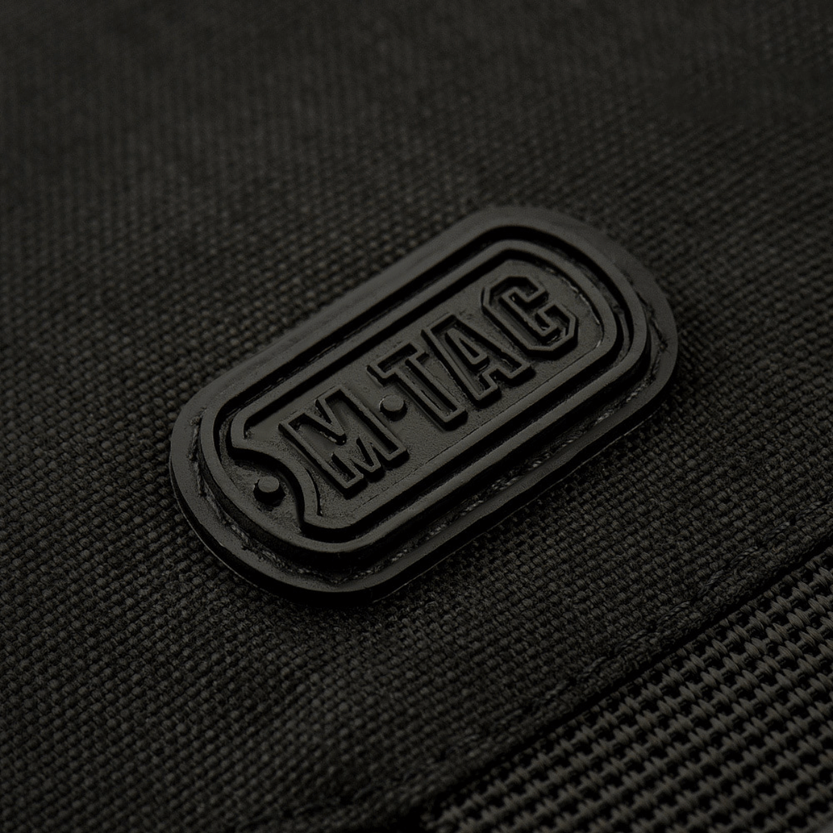 M-Tac Magnet XL Bag Elite med praktisk FidLock V-Buckle magnetlås og velcro-panel. Ideel tablet- og skuldertaske i sort.