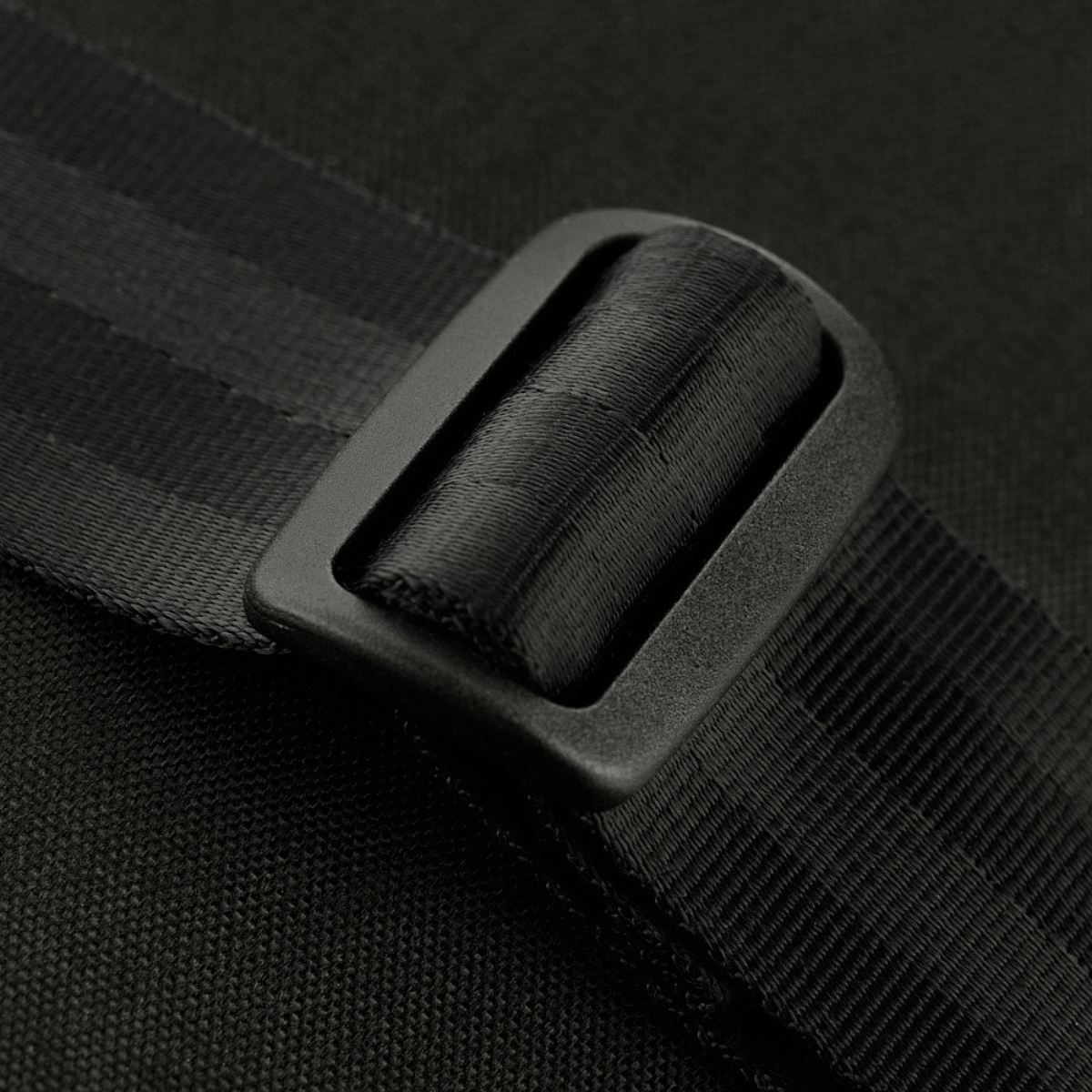 Nærbillede af spænde på M-Tac Magnet XL Bag Elite med innovativ FidLock V-Buckle magnetlås