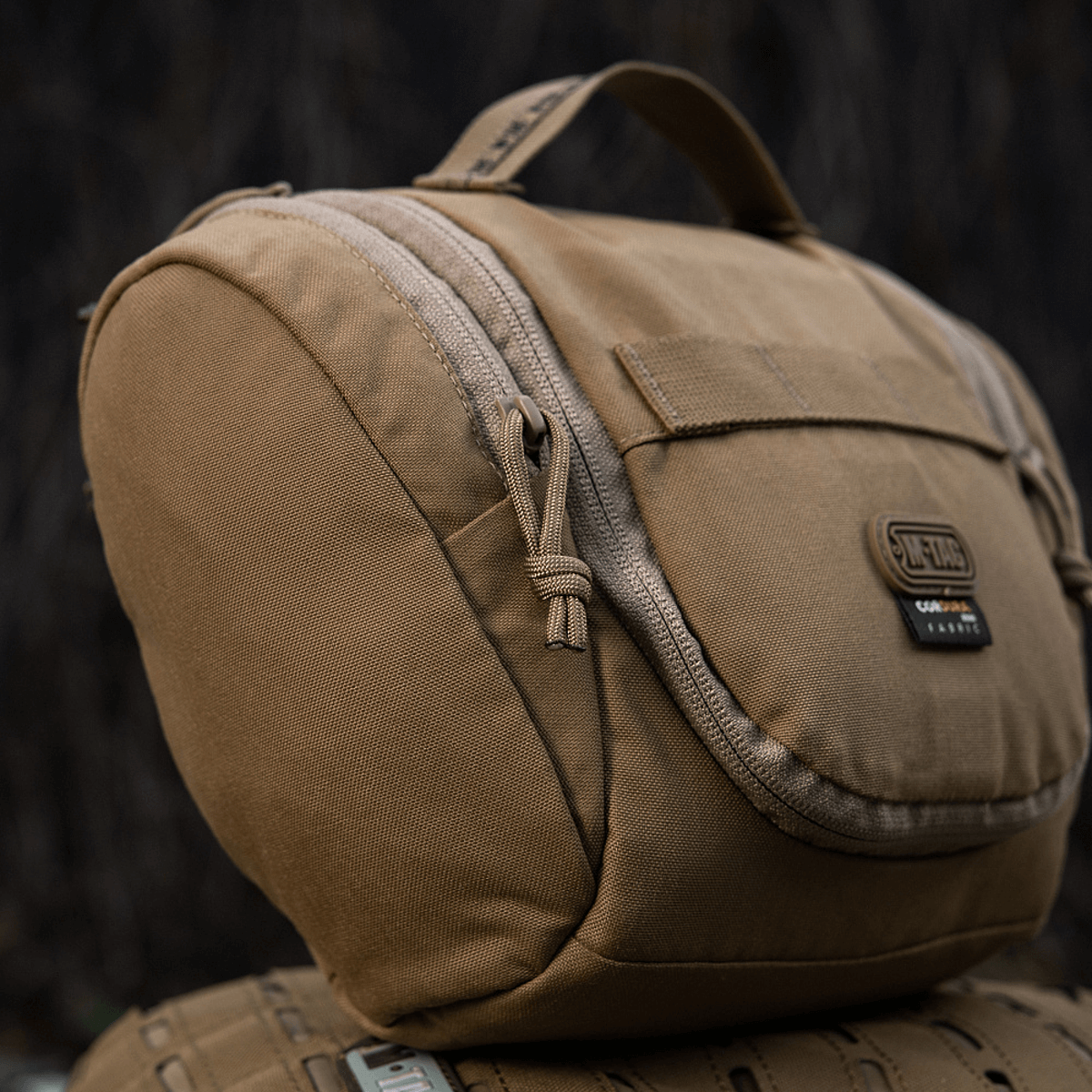 M-Tac Toilettaske Elite Gen.II i camel-farve, kompakt og ideel til opbevaring af hygiejneartikler, perfekt til rejser.