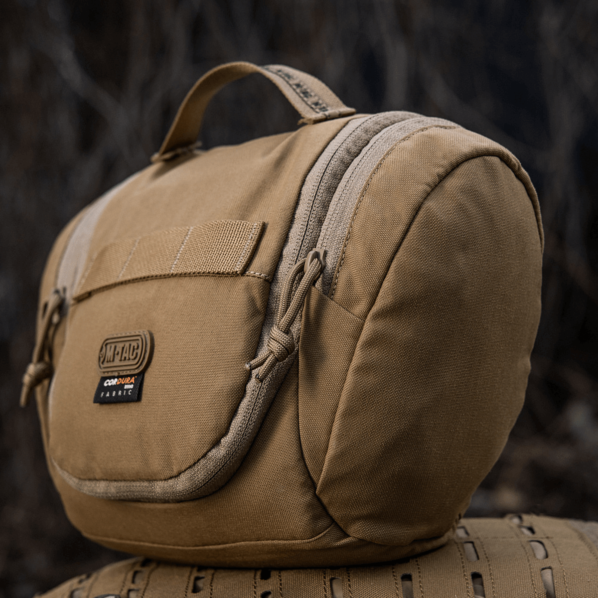 M-Tac Toilettaske Elite Gen.II i sandfarve, kompakt rejsetilbehør til hygiejneartikler og småting, praktisk og organiseret opbevaring.