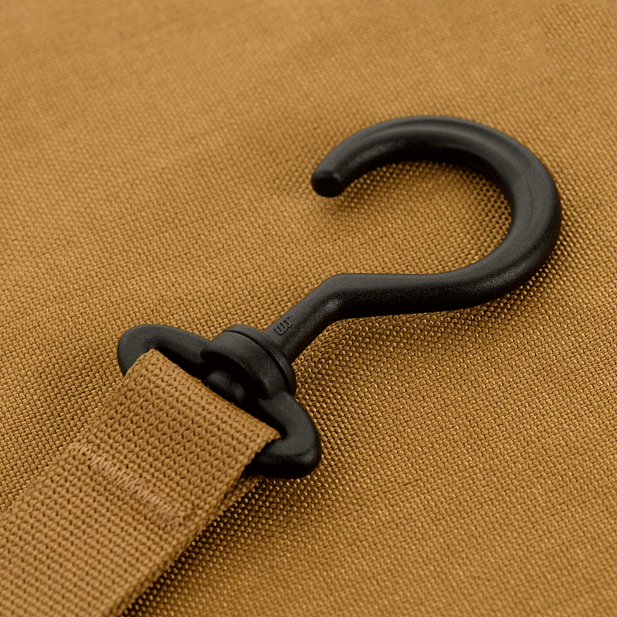 Nærbillede af krogdetalje på M-Tac Toilettaske Elite Gen.II designet til opbevaring af hygiejneartikler. Praktisk rejsetaske.