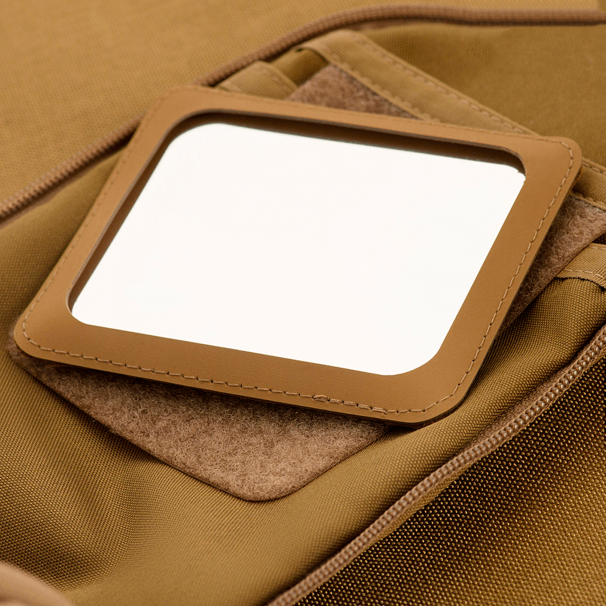 M-Tac Toilettaske Elite Gen.II rejsetaske med integreret spejl på en brun baggrund, designet til at organisere toiletartikler effektivt.