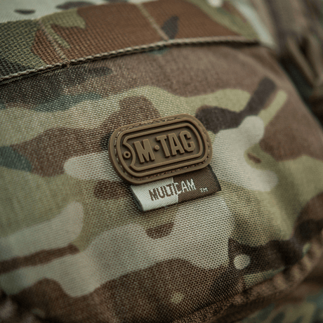 Nærbillede af M-Tac Toilettaske Elite Gen.II i camouflage design, viser M-Tac-logoet på taskens stof.
