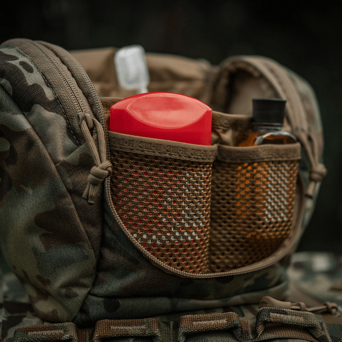 M-Tac Toilettaske Elite Gen.II indeholder hygiejneartikler som shampoo og tandpasta i et kompakt camouflage design.