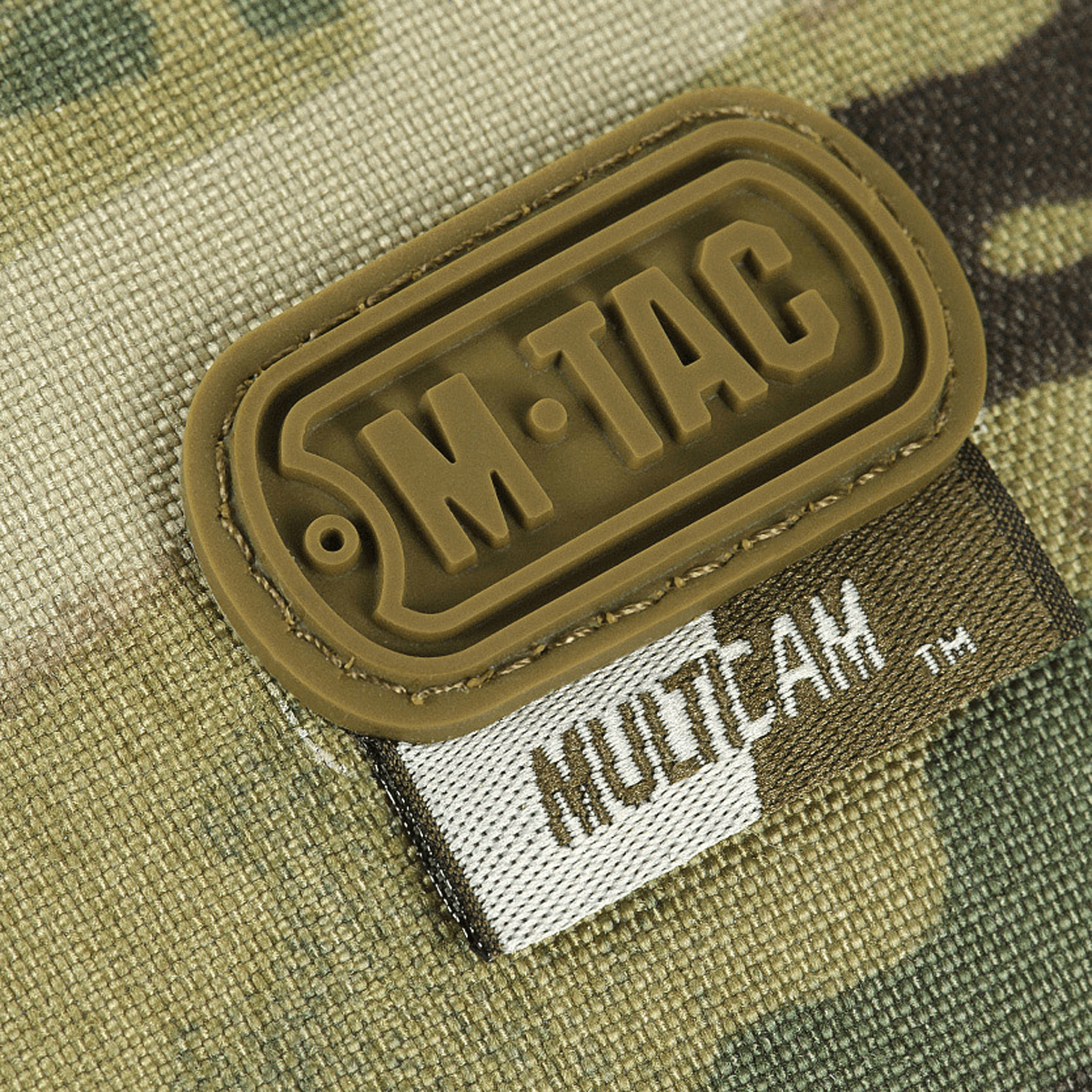 M-Tac Toilettaske Elite Gen.II logo i tæt på visning af M-TAC mærket på Multicam stof