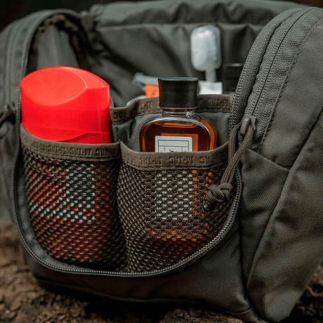 M-Tac Toilettaske Elite Gen.II med opbevaring af toiletartikler som shampoo og lotion.
