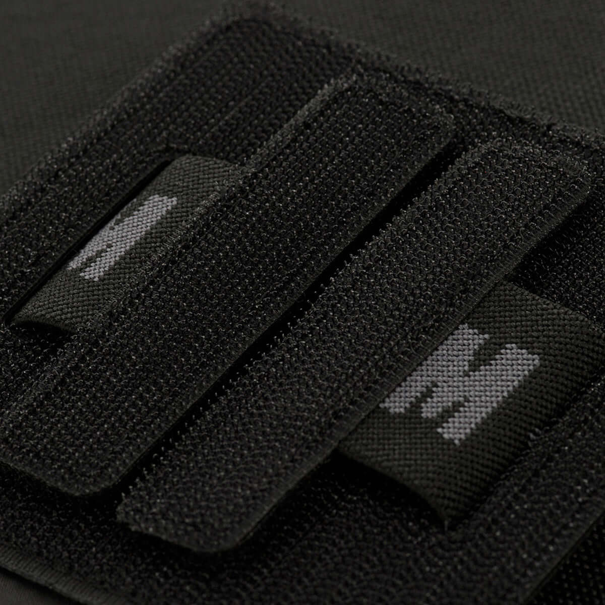 M-Tac Double Mag Pouch Hook Backed Magazine med justerbare rumdelere og Velcro-fastgørelse til to magasiner eller værktøjer.