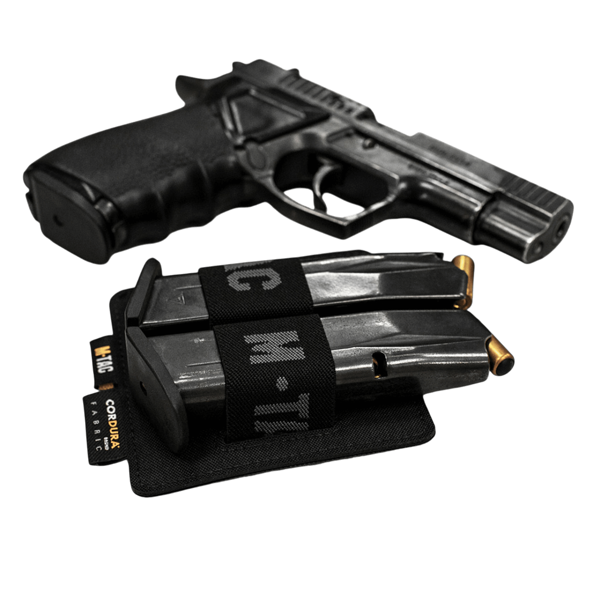 M-Tac Double Mag Pouch Hook Backed Magazine med to magasiner ved siden af en pistol