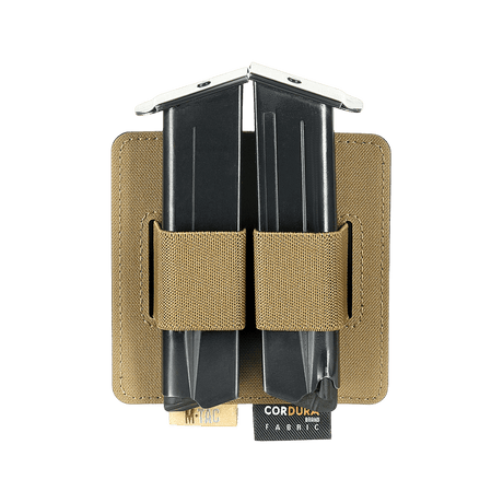 M-Tac Double Mag Pouch Hook Backed Magazine med to sorte magasiner i en brun holder med Velcro fastgørelse, set forfra.