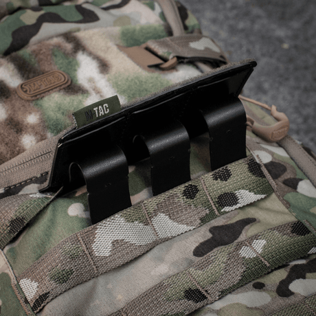 M-Tac Taktisk Morale Patch Display Board Hook og Loop Molle 120x85 på MOLLE-rygsæk med camouflage design