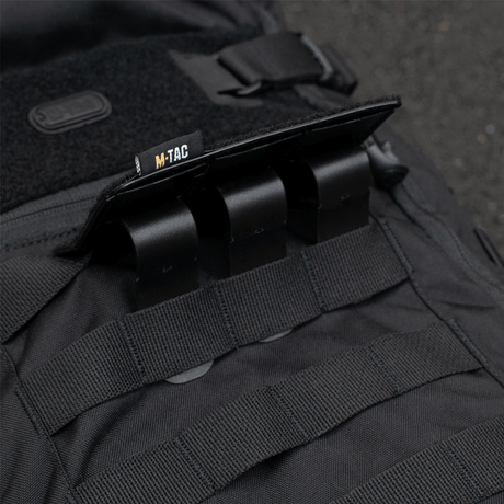 M-Tac Taktisk Morale Patch Display Board Hook og Loop Molle 120x85 monteret på rygsæk med MOLLE-stropper