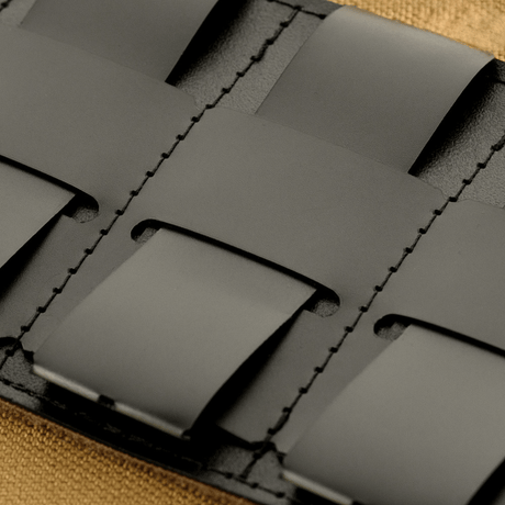 M-Tac Taktisk Morale Patch Display Board Hook og Loop Molle 120x85 med MOLLE fastgørelse og plastbase for stabilitet.