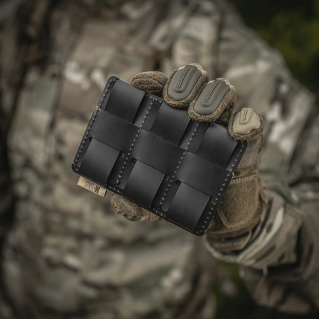 M-Tac Panel til Patches på MOLLE 120x85 plastbase med krog & løkke overflade, ideel til patches og ID, holdt af en soldat med camouflagetøj.