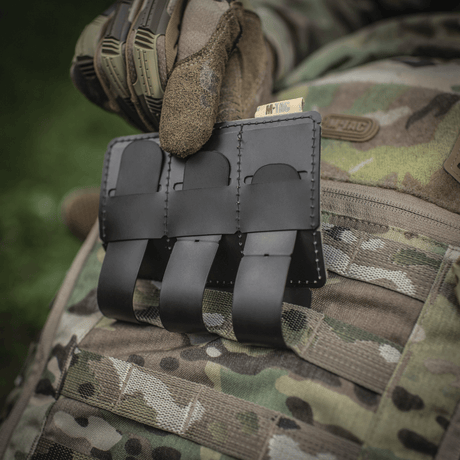 M-Tac Panel til Patches på MOLLE 120x85 fastgjort til en rygsæk med hook & loop overflade til patches