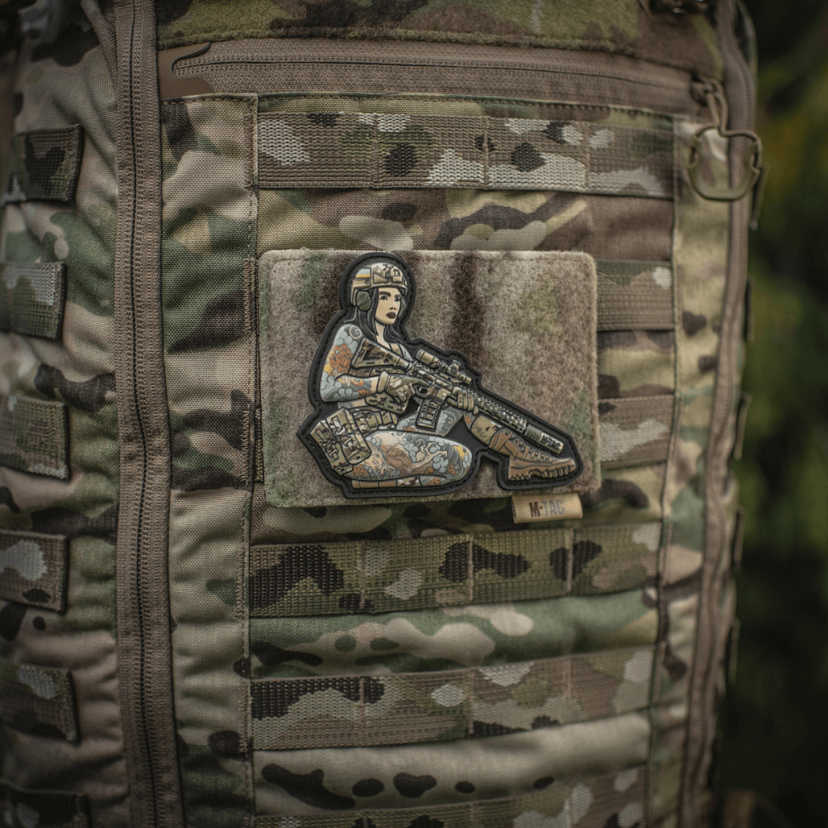 M-Tac Panel til Patches på MOLLE 120x85 fastgjort på camouflageret rygsæk med patches