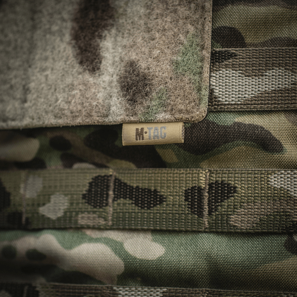 M-Tac Panel til Patches på MOLLE 120x85 med hook & loop overflade og plastbase for stabilitet, fastgjort til camouflage MOLLE-system.