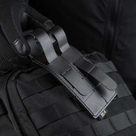 M-Tac Panel til Patches på MOLLE 80x135 monteret på en taske, viser plastbase og hook & loop overflade til patches, måler 80x135 mm.