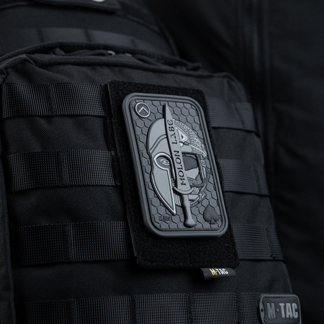 M-Tac Panel til Patches på MOLLE 80x135 fastgjort til rygsæk; hook & loop overflade til patches og ID; plastbase for stabilitet