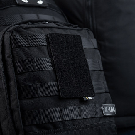 M-Tac Panel til Patches på MOLLE 80x135 monteret på sort taske med MOLLE-system