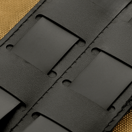 M-Tac Panel til Patches på MOLLE 80x135 med plastbase og hook & loop overflade, fastgjort til MOLLE-systemet for stabilitet.
