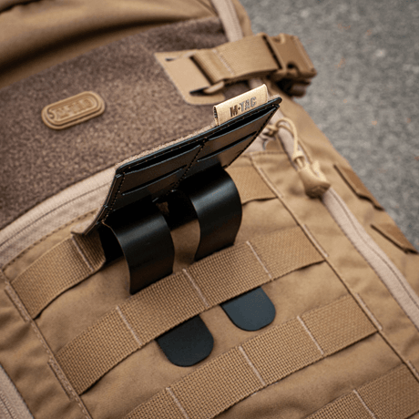 M-Tac Panel til Patches på MOLLE 80x135 monteret på en rygsæk