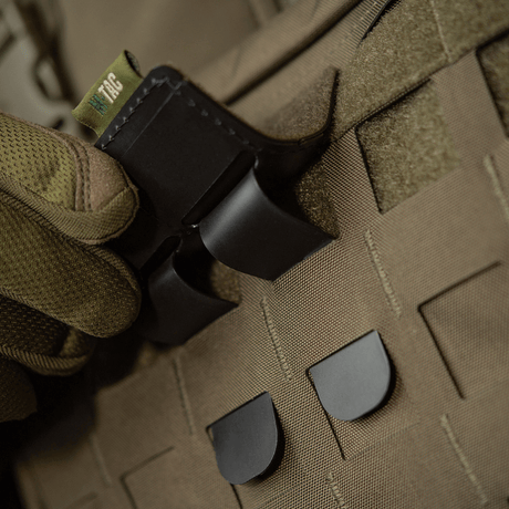M-Tac Panel til Patches på MOLLE 80x85 fastgjort til MOLLE-system med plastbase for stabilitet og hook & loop overflade til patches.