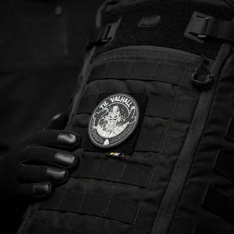 M-Tac Panel til Patches på MOLLE 80x85 monteret på sort taske med "Til Valhalla" patch for tæt og stabil fastgørelse.