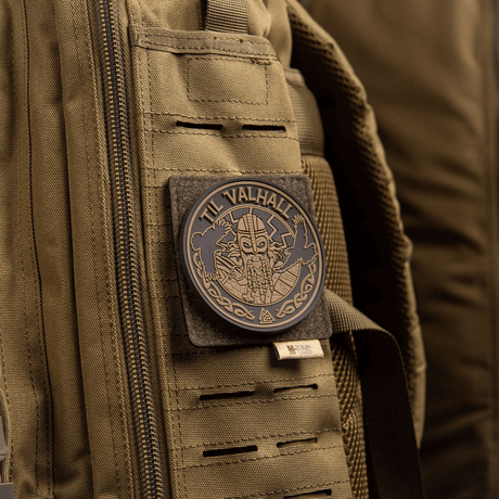 M-Tac Panel til Patches på MOLLE 80x85 monteret på en grøn taske med "Til Valhall" patch.
