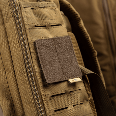 M-Tac Panel til Patches på MOLLE 80x85 fastgjort til rygsæk med hook & loop overflade, plastbase for stabilitet.