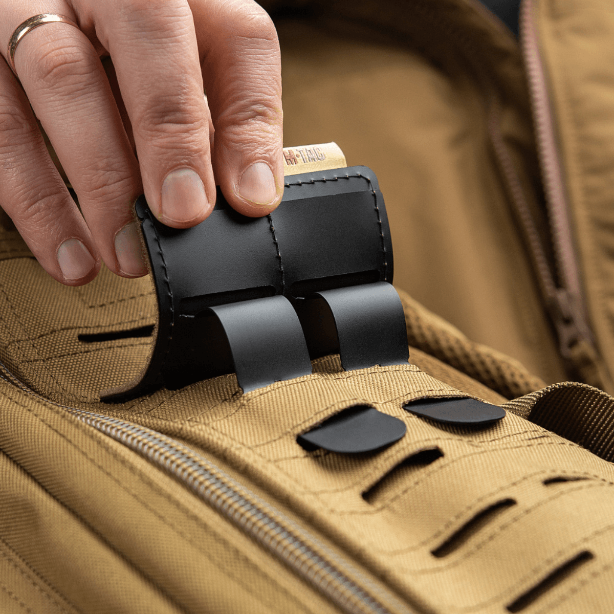 M-Tac Panel til Patches på MOLLE 80x85 fastgjort til taske med hook & loop system, plastbase og MOLLE kompatibilitet.