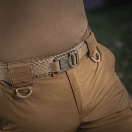 M-Tac Cobra Buckle Taktisk Bælte Laser Cut fastgjort til ens bukser, visende detaljerne af AustriAlpin COBRA låsen og MOLLE Laser Cut interface