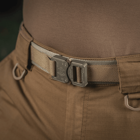 M-Tac Cobra Buckle Taktisk Bælte Laser Cut med AustriAlpin COBRA lås, ideelt til militær og politi brug, holdbart og funktionelt design.