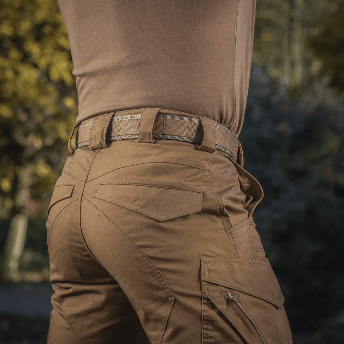 M-Tac Cobra Buckle Taktisk Bælte Laser Cut, ideel til militært brug, brun buksebeklædning, udendørs baggrund