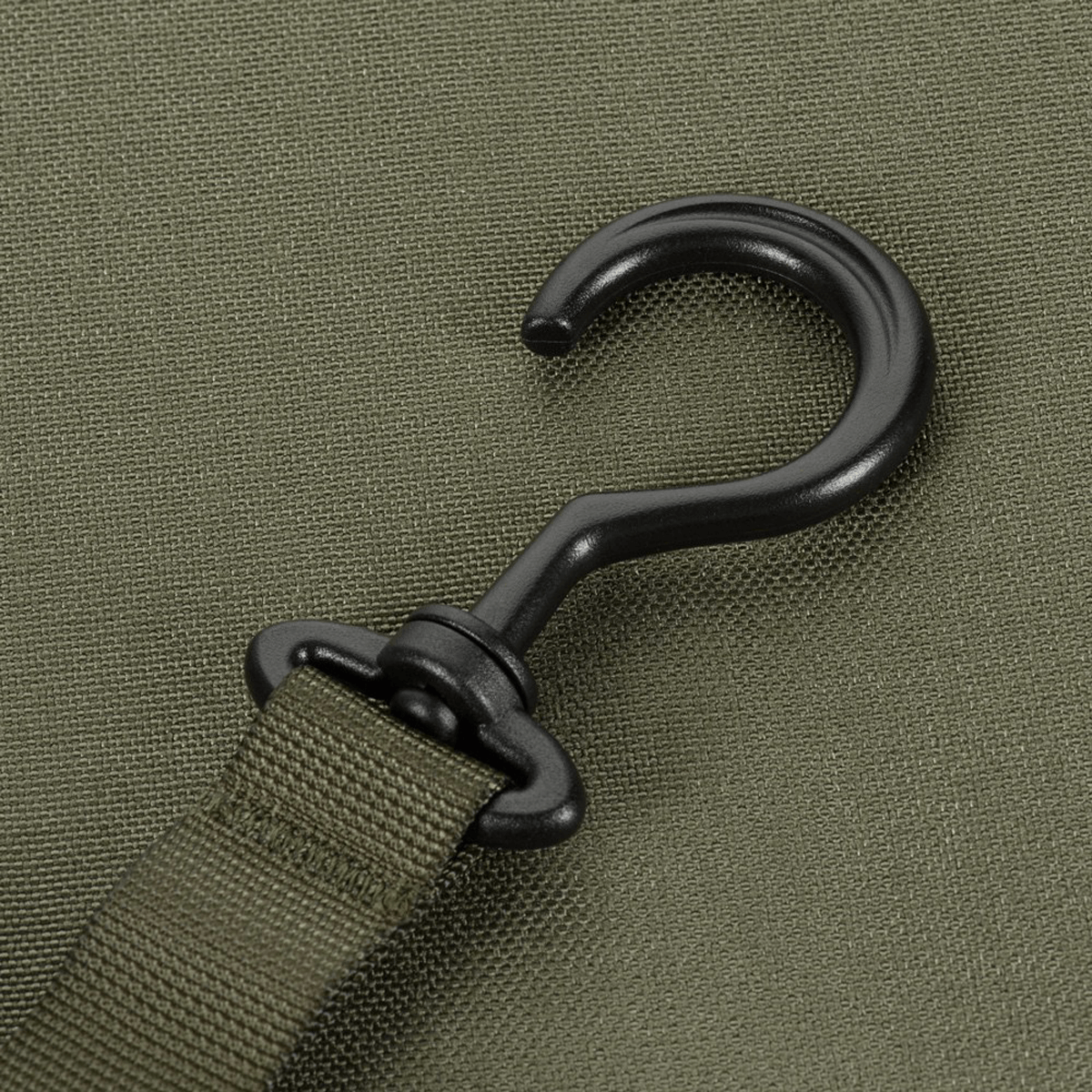 Nærbillede af krog fra M-Tac Toilettaske, praktisk til rejser, fremstillet af vandafvisende 600D polyester med PVC-belægning.