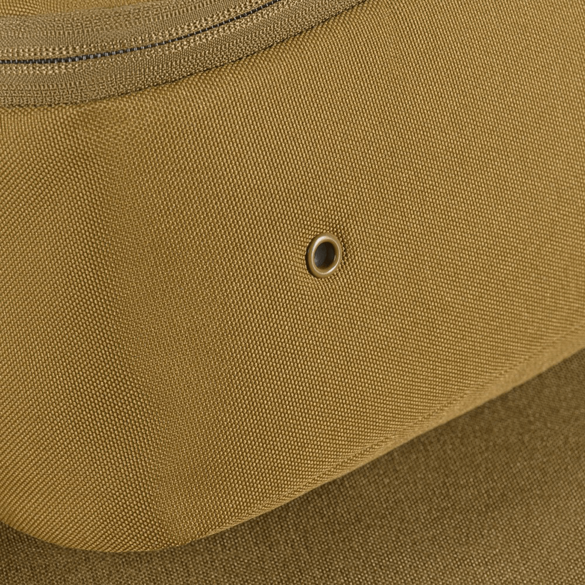 Nærbillede af M-Tac Toilettaske i slidstærkt, vandafvisende 600D polyester med PVC-belægning og gummibelagt inderside for beskyttelse.